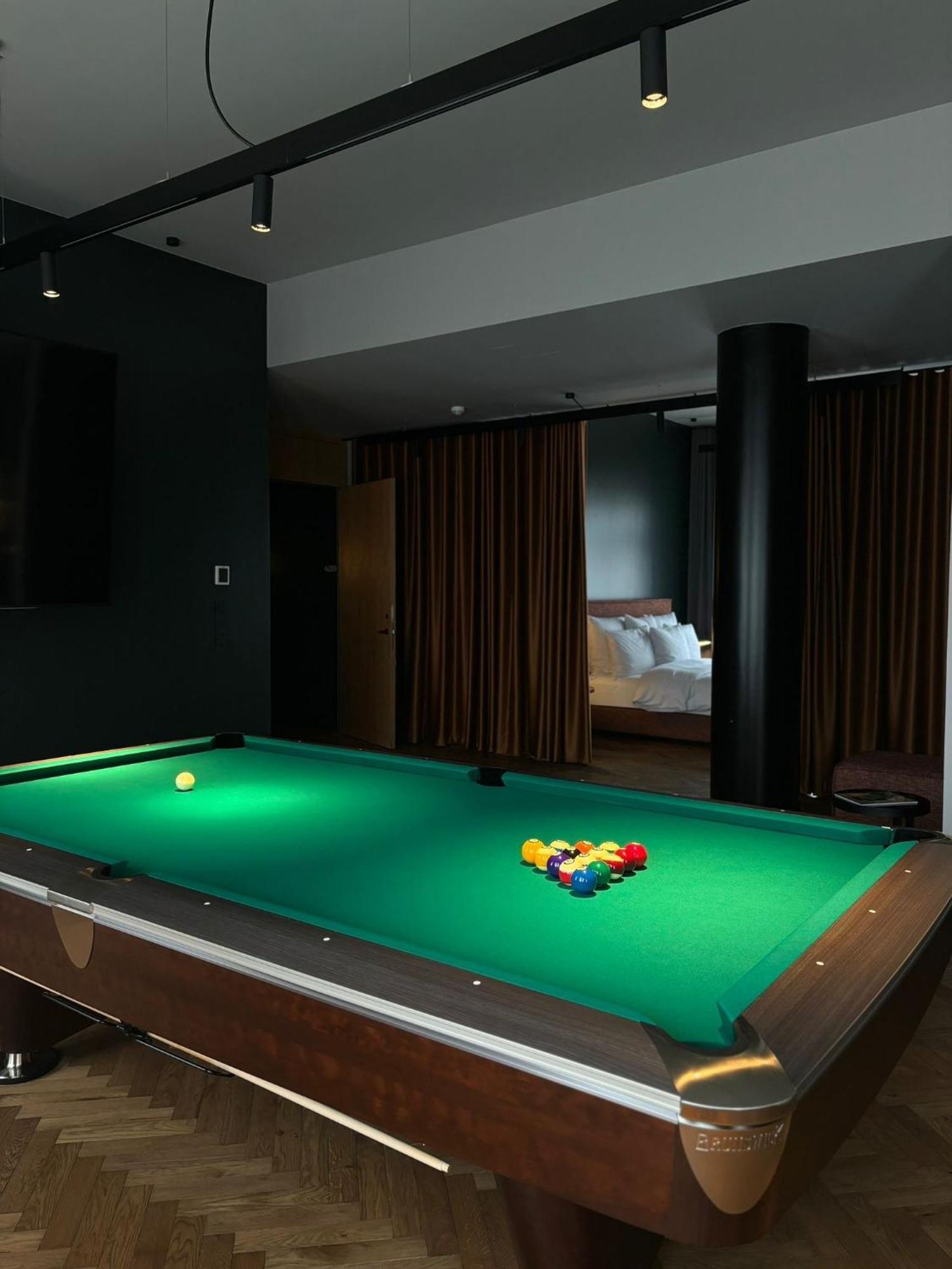 Sly Berlin Hotel Kültér fotó A pool table